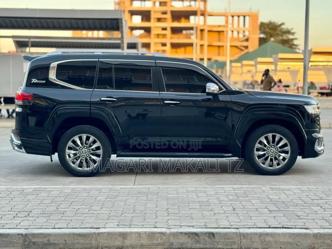 Toyota Land Cruiser LC300 2023 Black