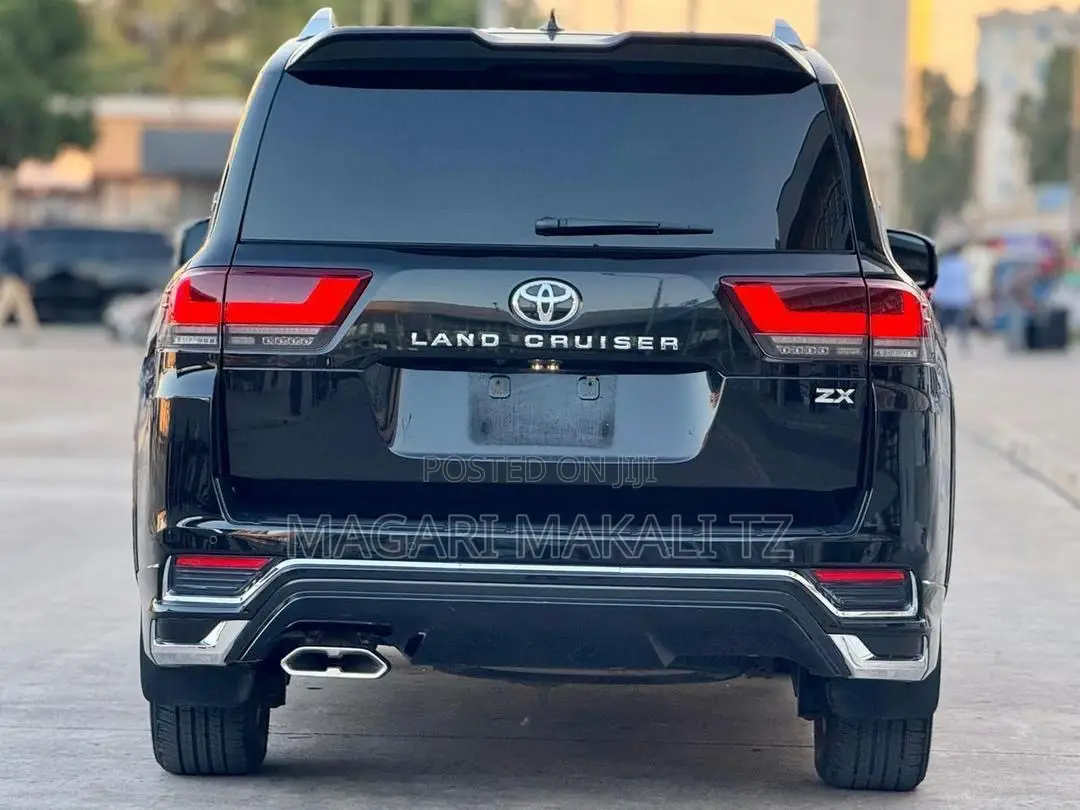 Toyota Land Cruiser LC300 2023 Black