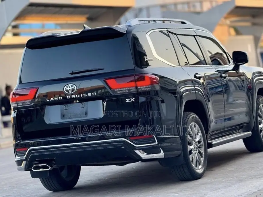 Toyota Land Cruiser LC300 2023 Black