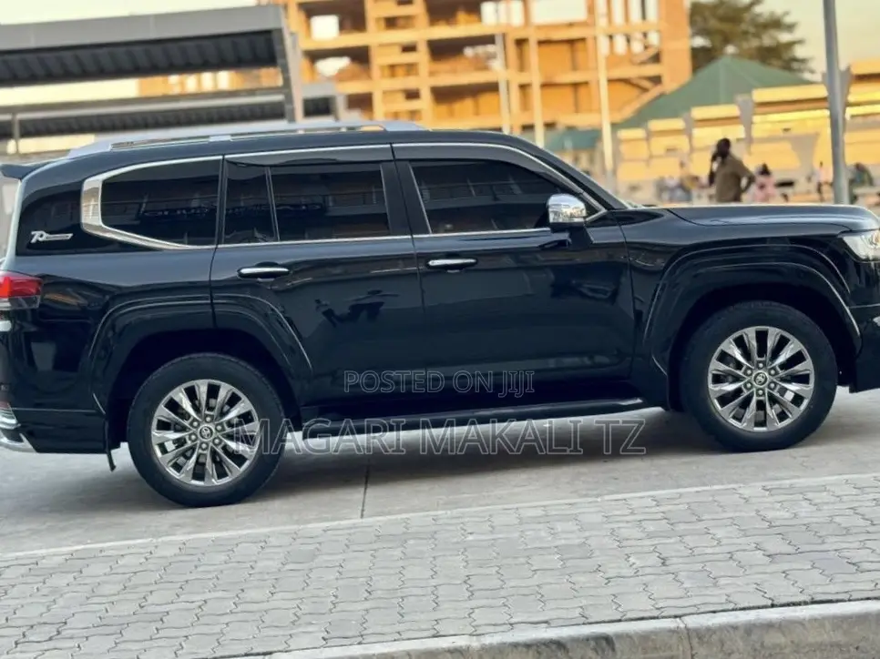 Toyota Land Cruiser LC300 2023 Black