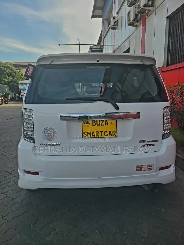 Toyota Corolla Rumion 2009 White