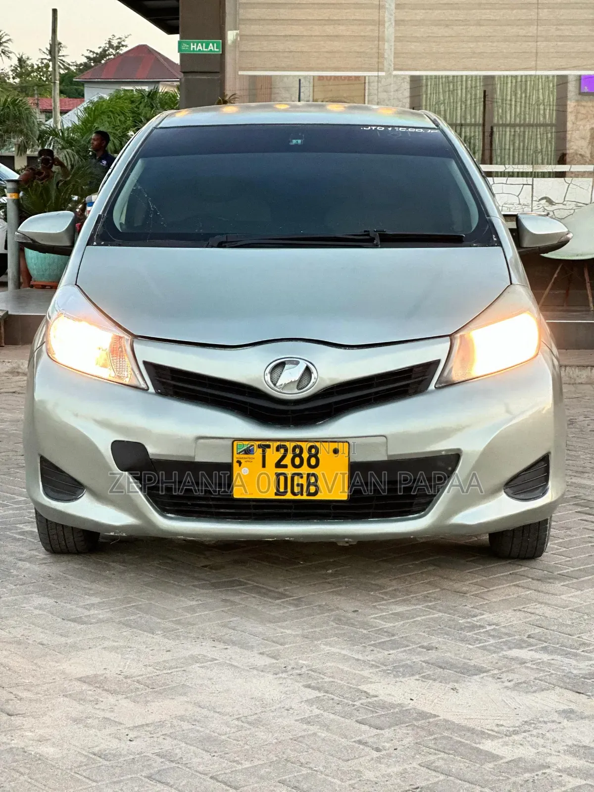 Toyota Vitz 2011 Silver