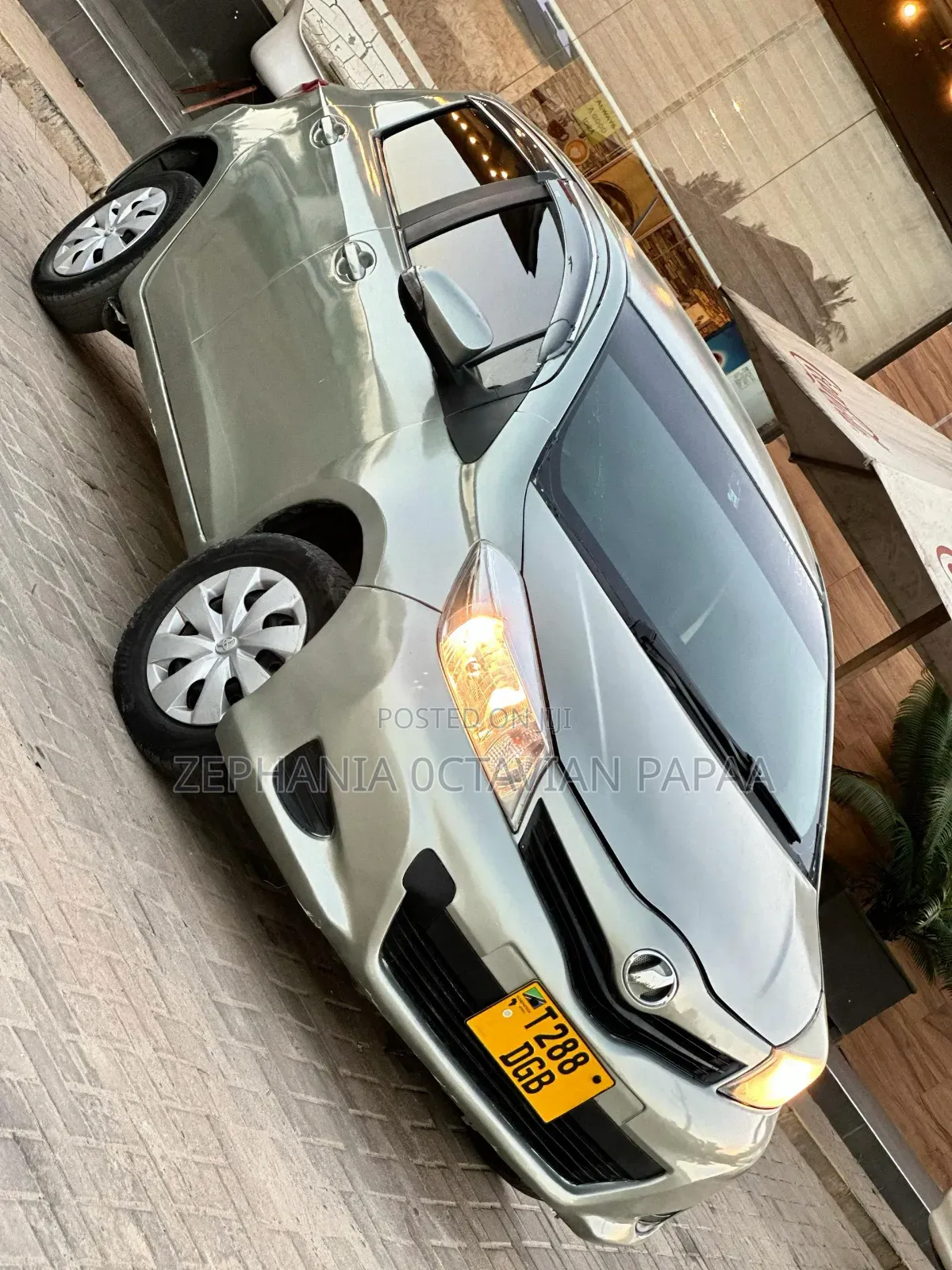 Toyota Vitz 2011 Silver