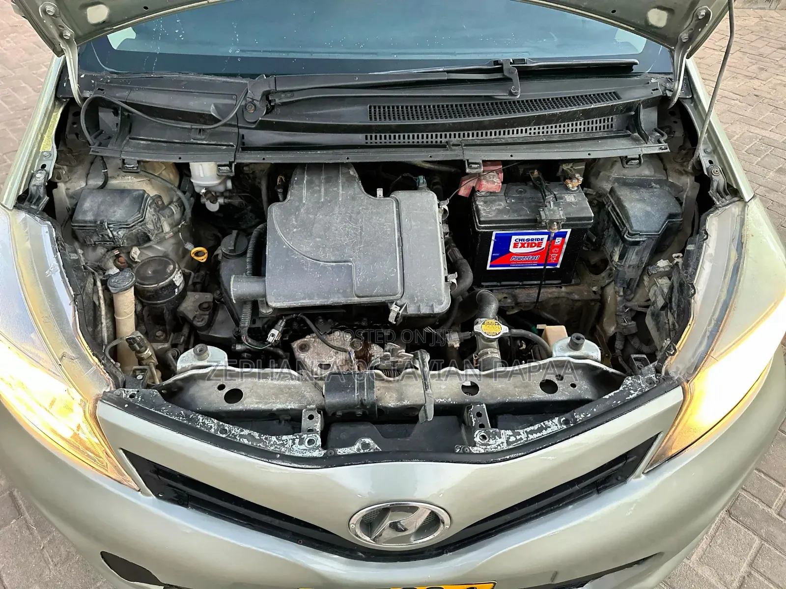 Toyota Vitz 2011 Silver