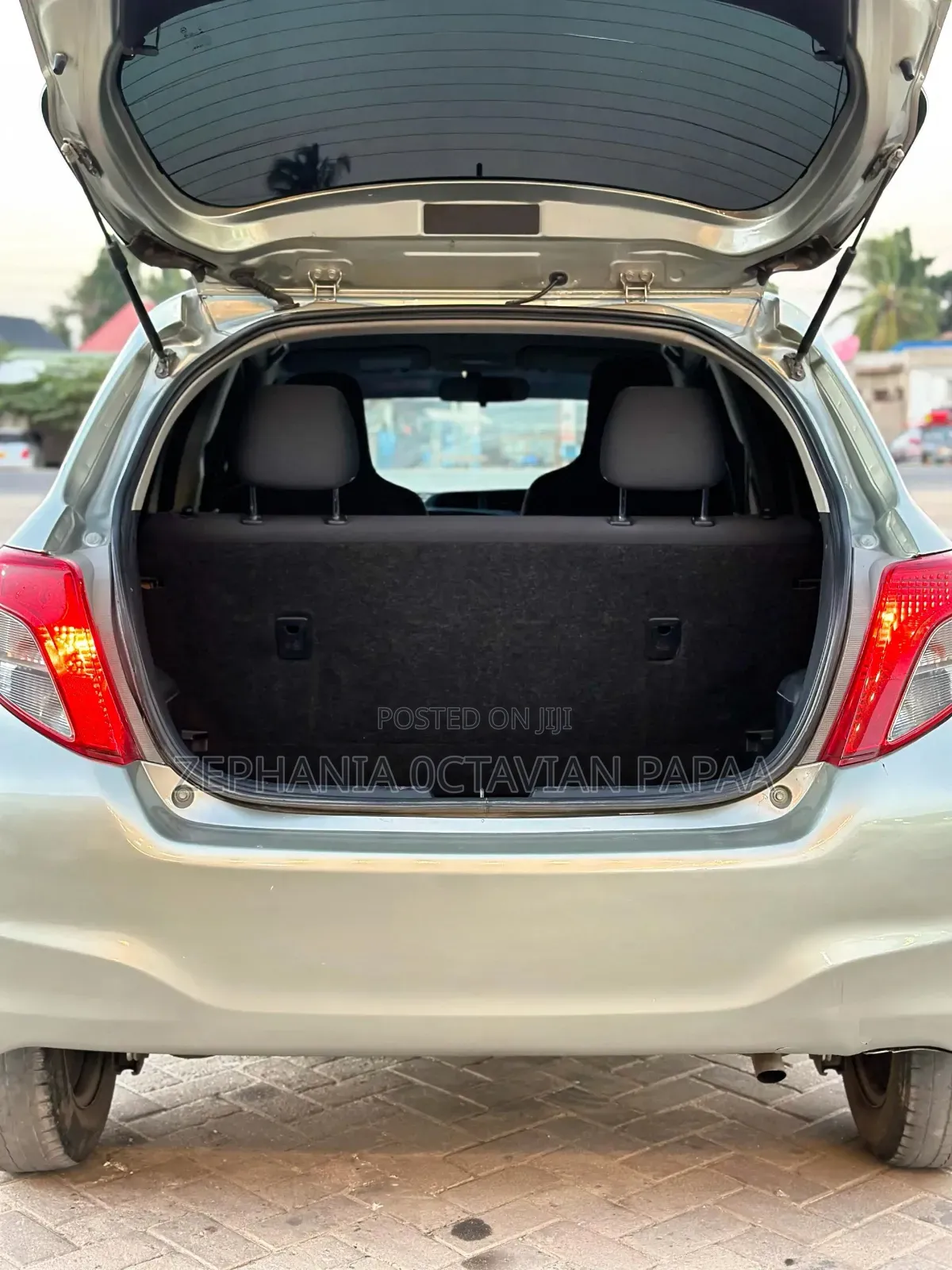 Toyota Vitz 2011 Silver
