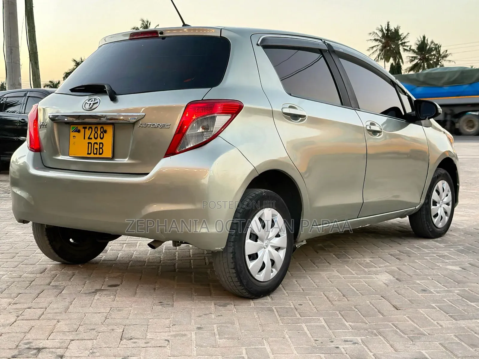 Toyota Vitz 2011 Silver