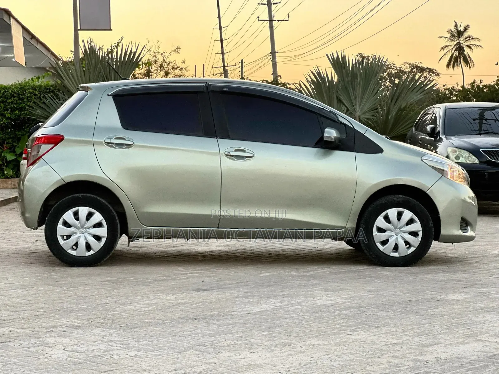 Toyota Vitz 2011 Silver