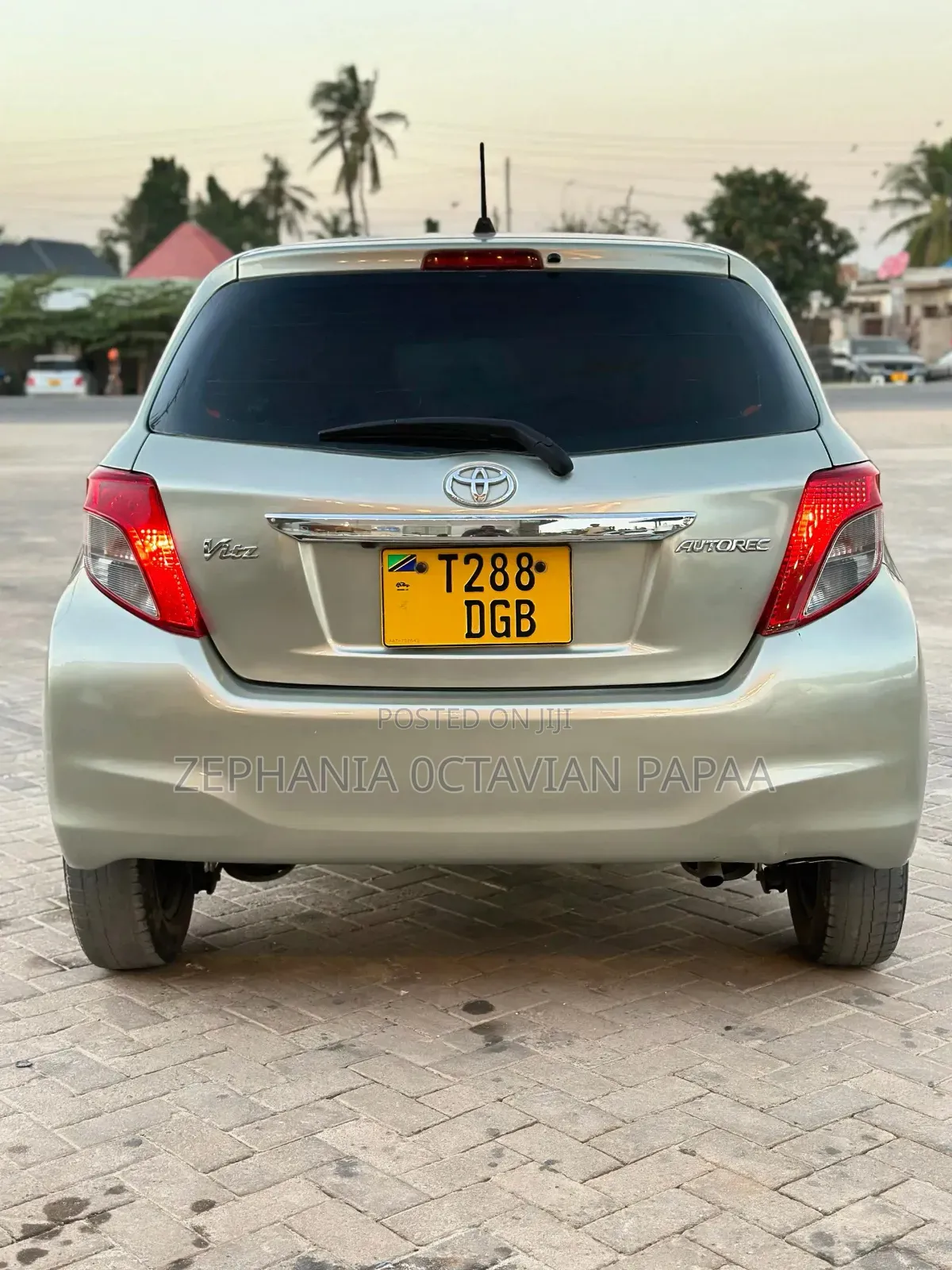 Toyota Vitz 2011 Silver