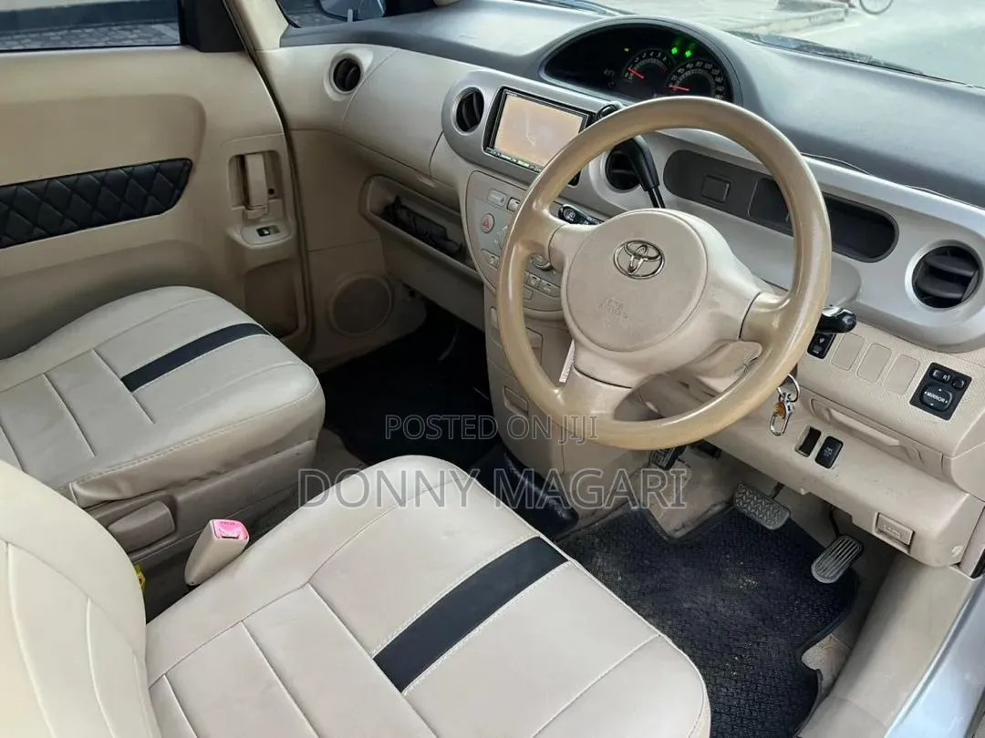 Toyota Porte 2005 Silver