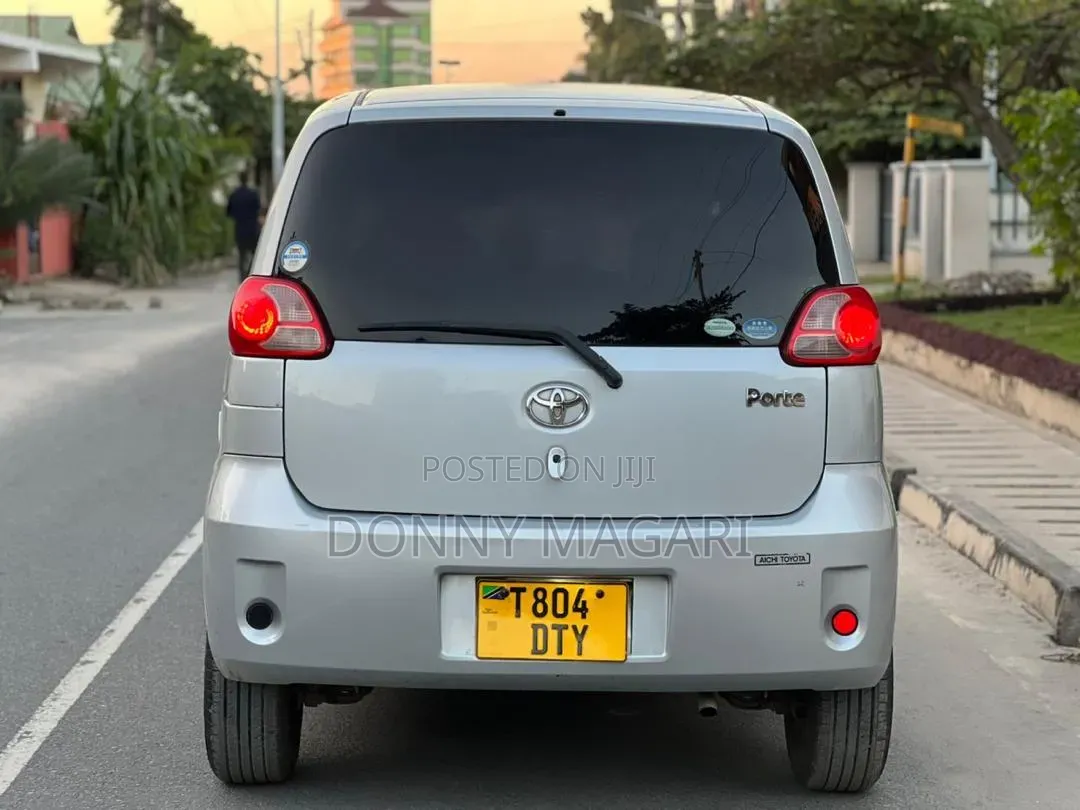 Toyota Porte 2005 Silver