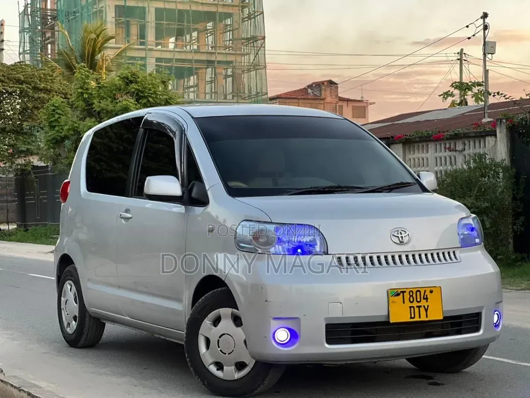 Toyota Porte 2005 Silver