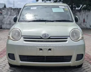 Toyota Sienta 2004 Green