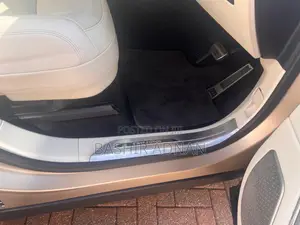 Land Rover Range Rover Vogue 2022 Gold