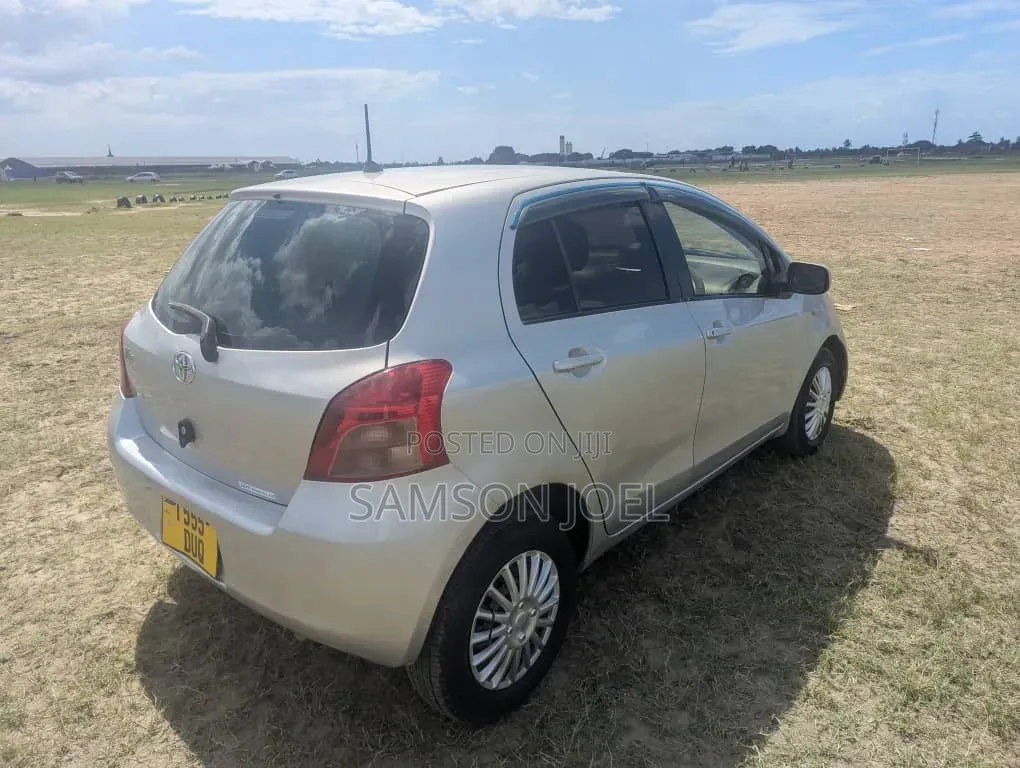 Toyota Vitz 2006 Silver