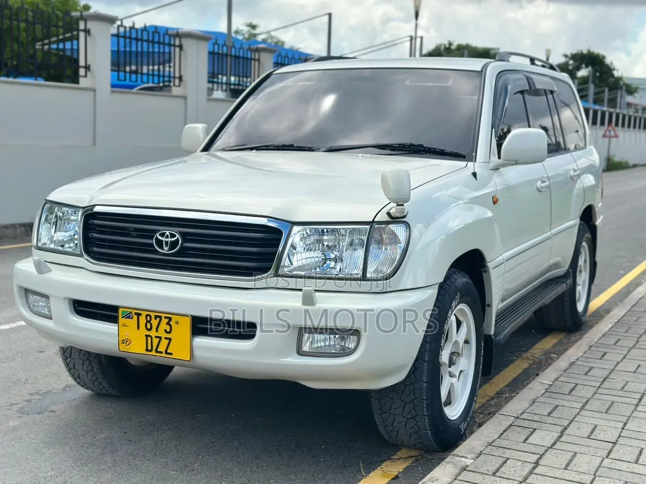 Toyota Land Cruiser 2001 White