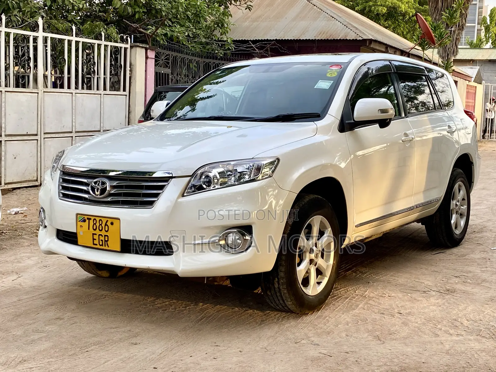 Toyota Vanguard 2012 White