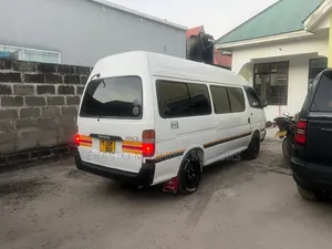 Toyota HiAce 2000 White