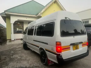 Toyota HiAce 2000 White