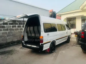 Toyota HiAce 2000 White