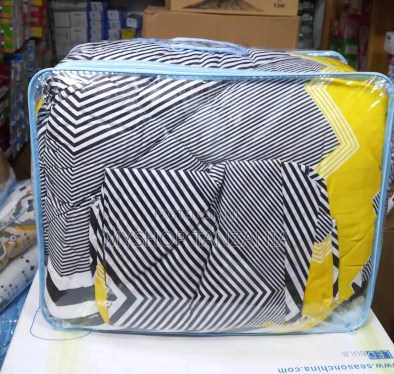 Duvet 1 Shuk1 Folonya 2 Size Ni 6 Kwa 7 Yellow, Black, and White.
