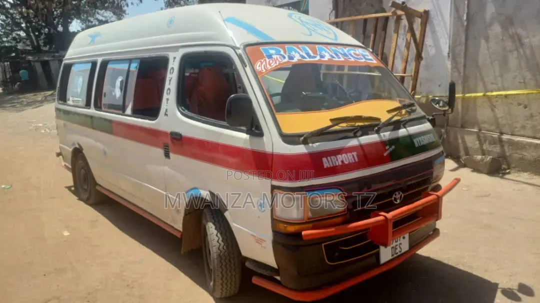 Toyota HiAce 2001 White