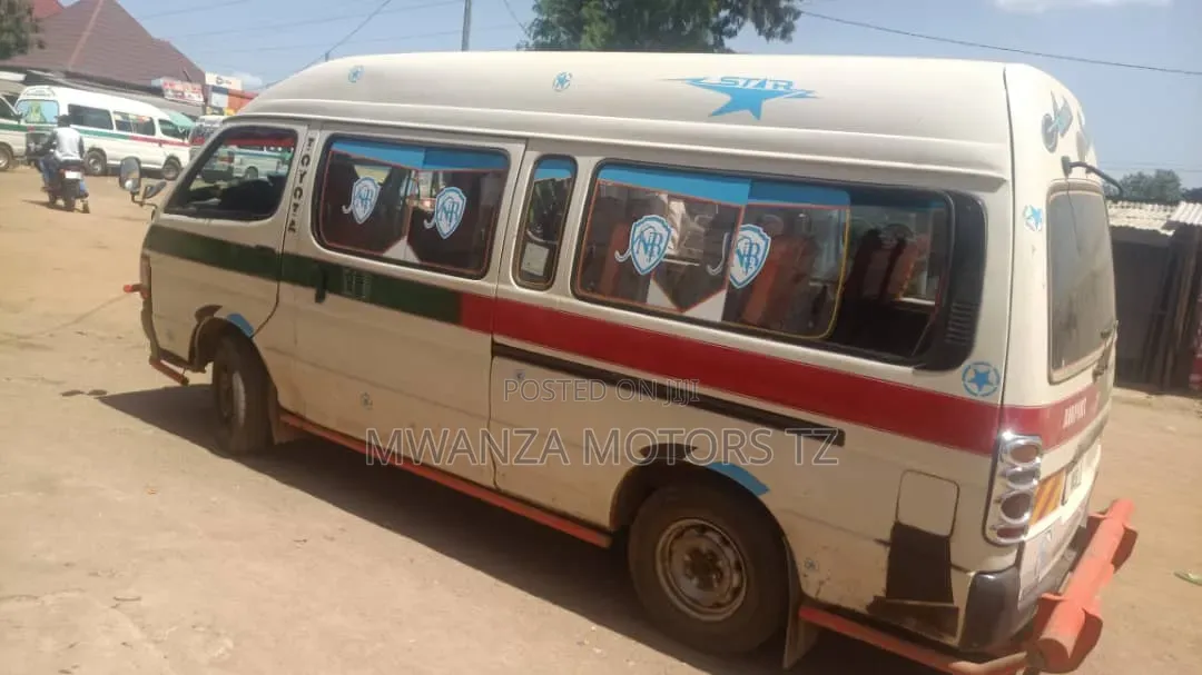 Toyota HiAce 2001 White