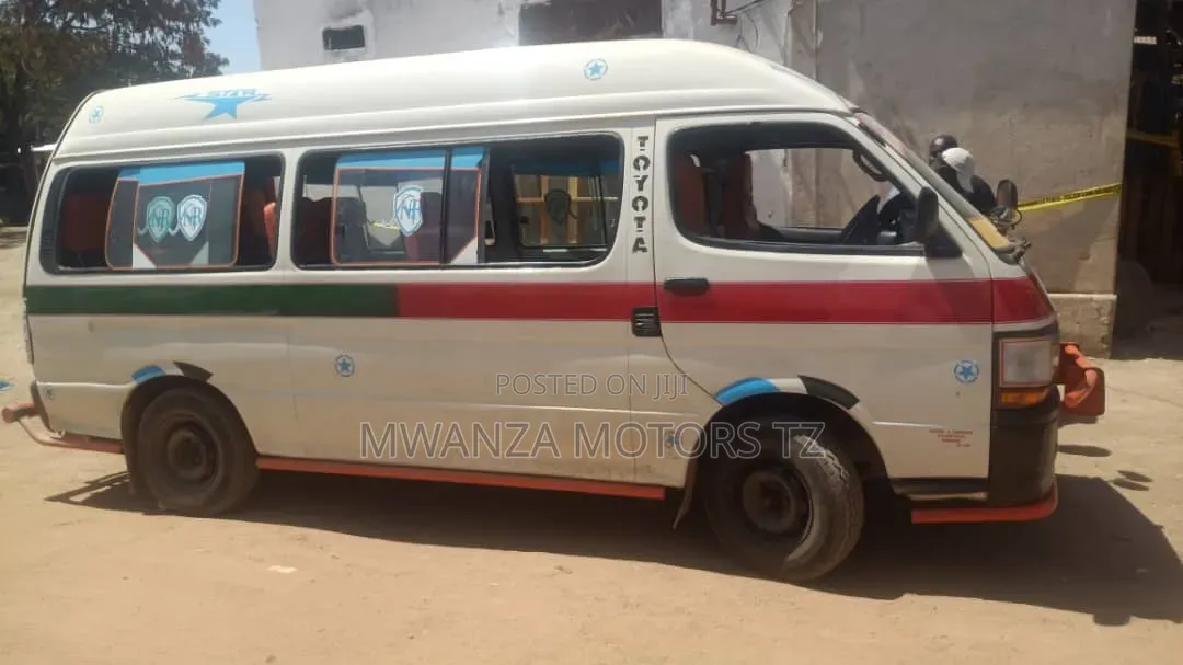 Toyota HiAce 2001 White