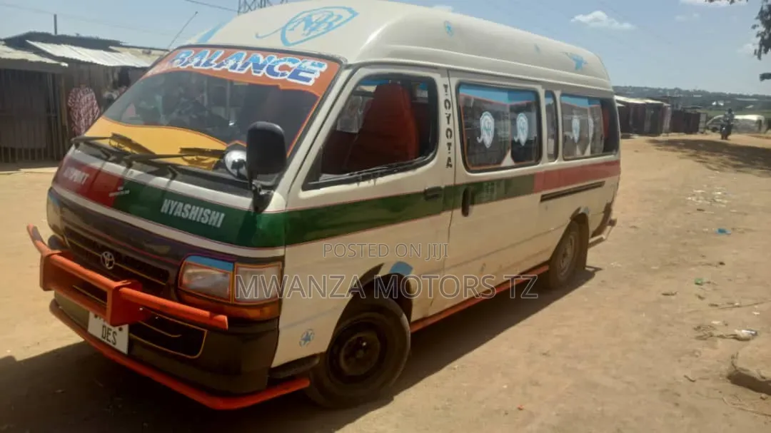 Toyota HiAce 2001 White