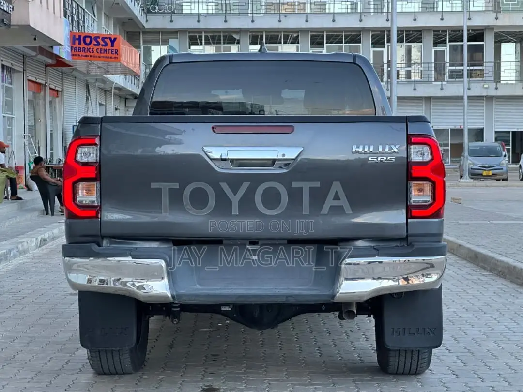 Toyota Hilux 2021 Gray