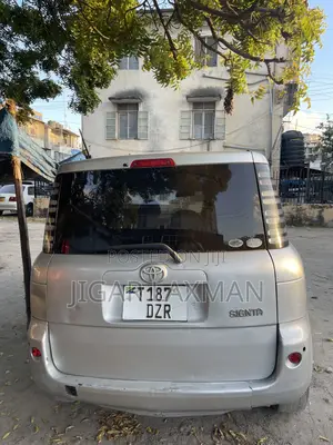 Toyota Sienta 2005 Silver