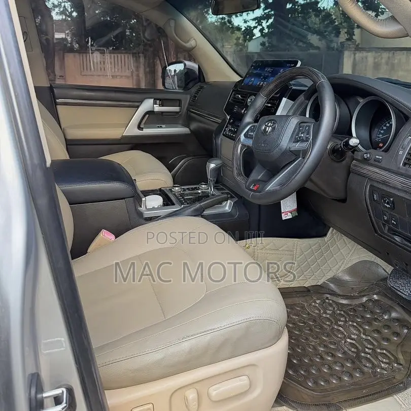 Toyota Land Cruiser 2023 Silver