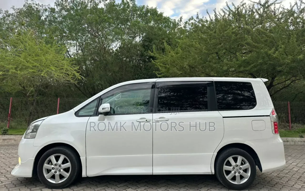 Toyota Noah 2009 White