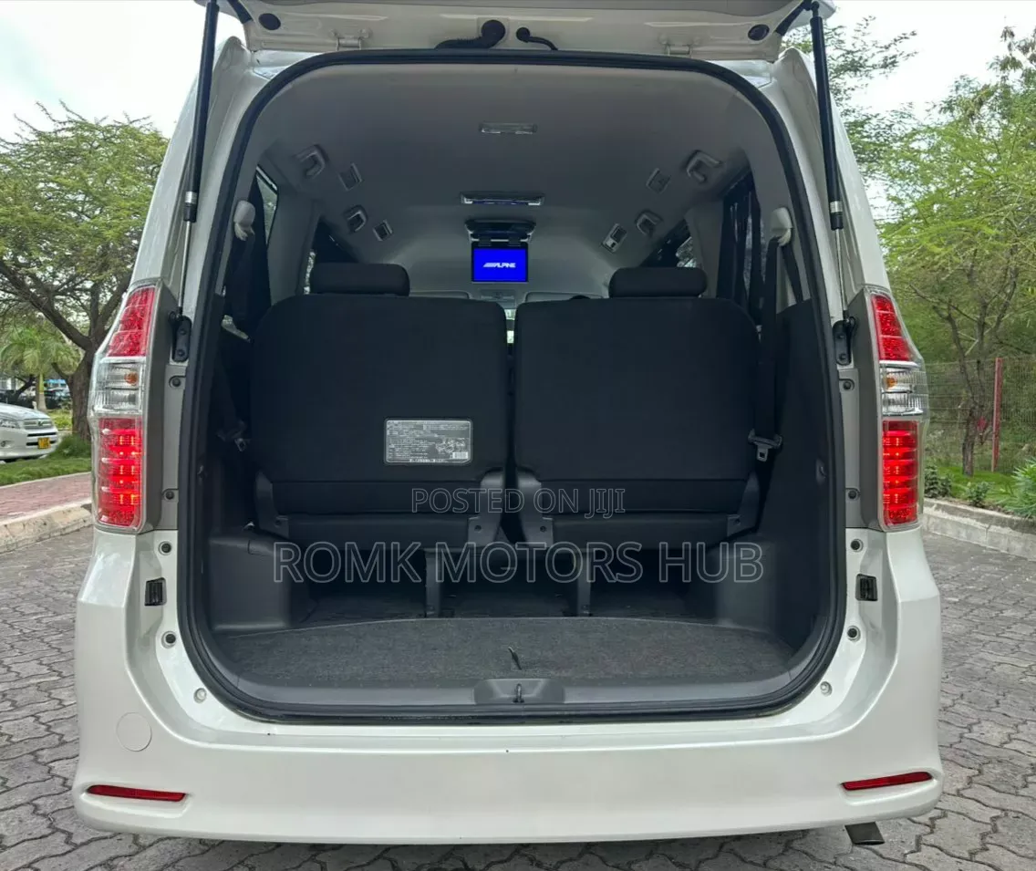 Toyota Noah 2009 White