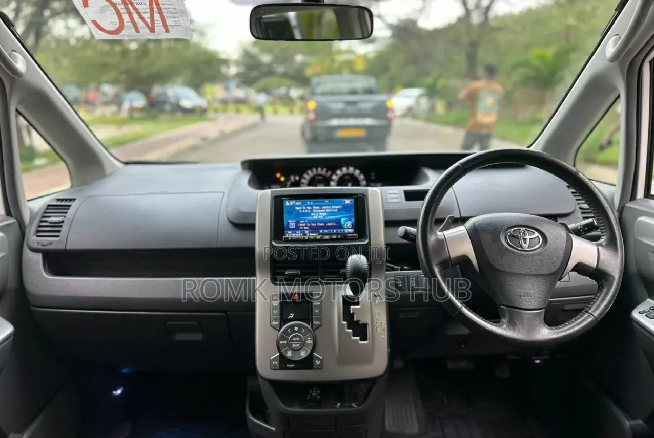 Toyota Noah 2009 White