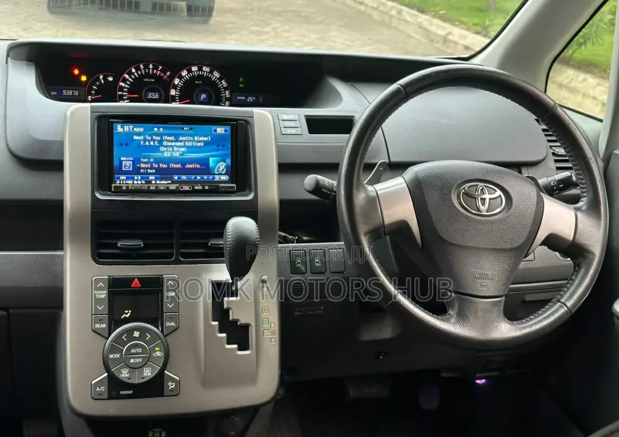 Toyota Noah 2009 White