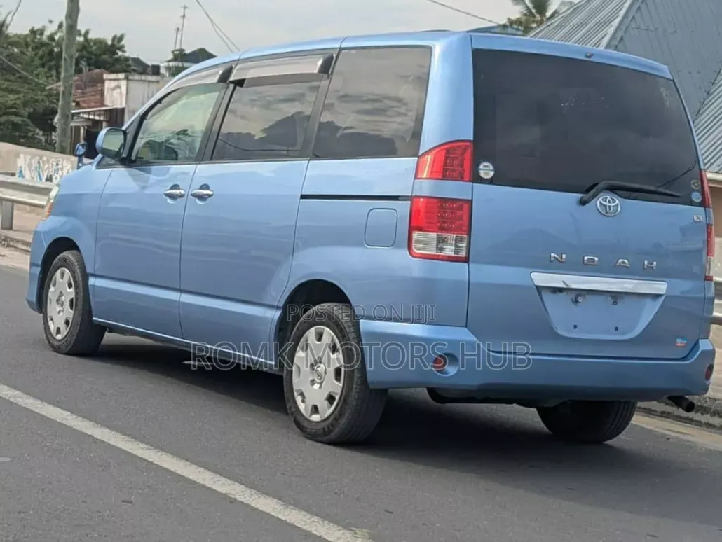 Toyota Noah 2009 Blue