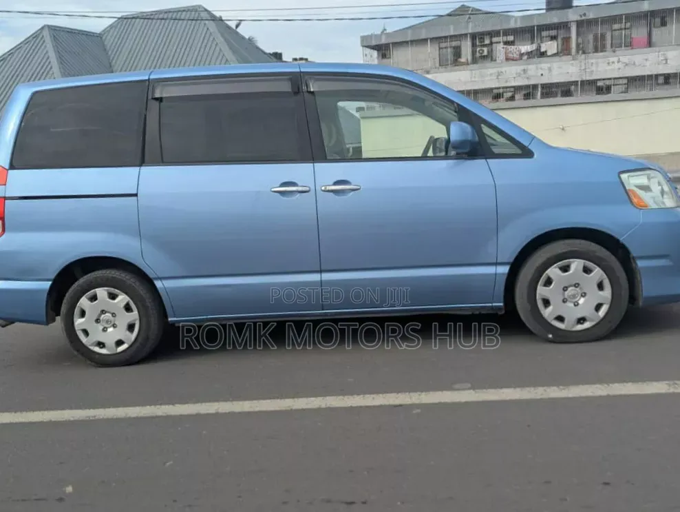 Toyota Noah 2009 Blue