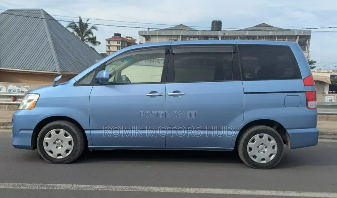 Toyota Noah 2009 Blue