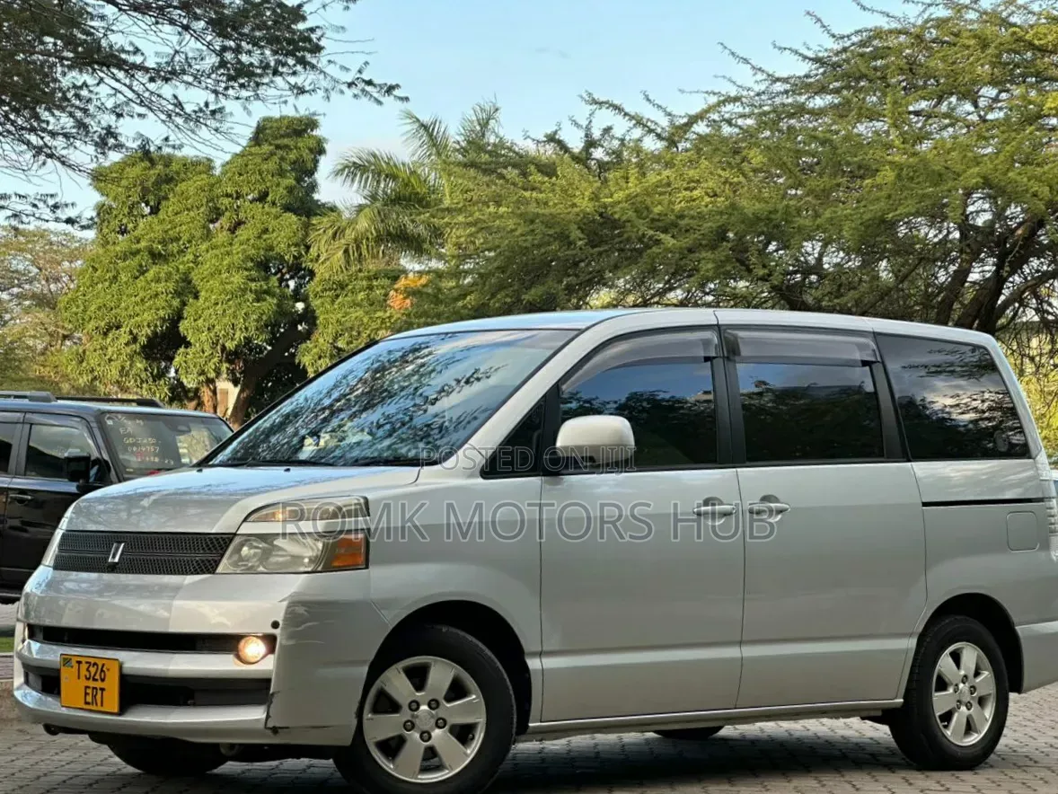 Toyota Voxy 2006 Silver