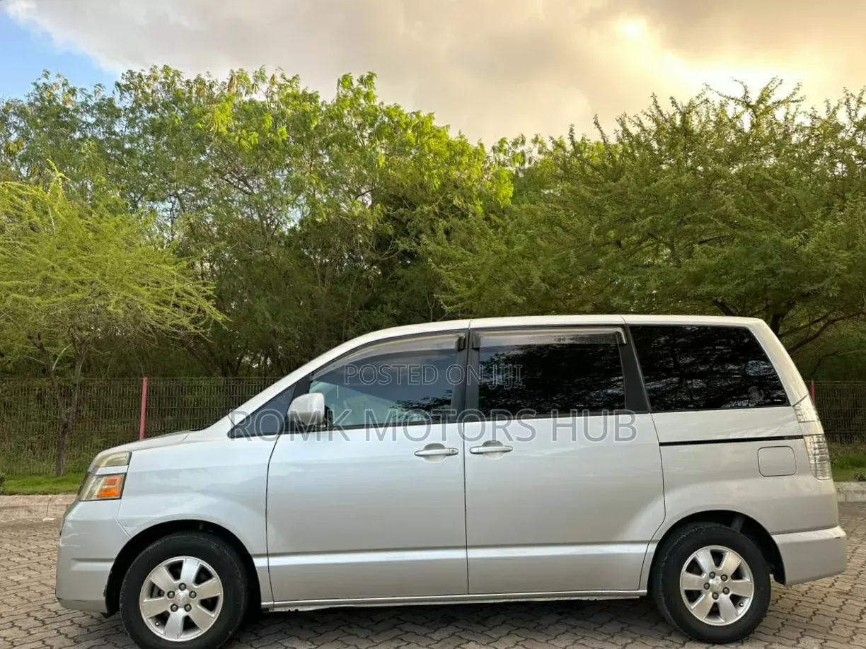 Toyota Voxy 2006 Silver