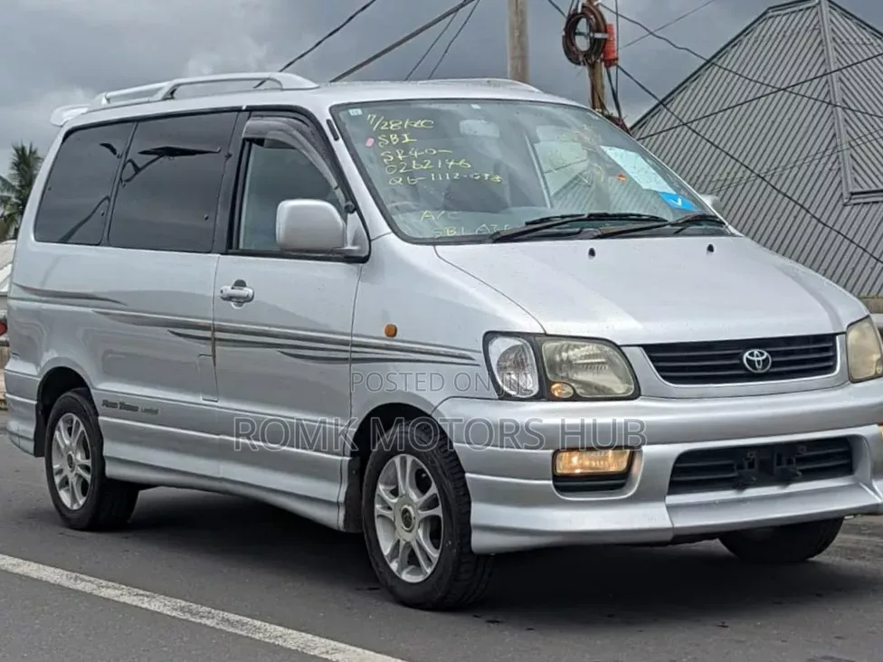Toyota Noah 2001 Silver