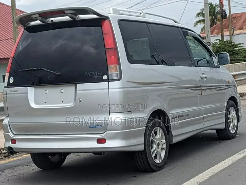 Toyota Noah 2001 Silver