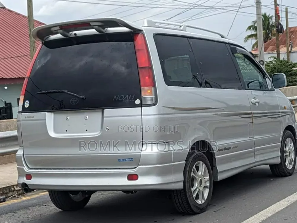 Toyota Noah 2001 Silver