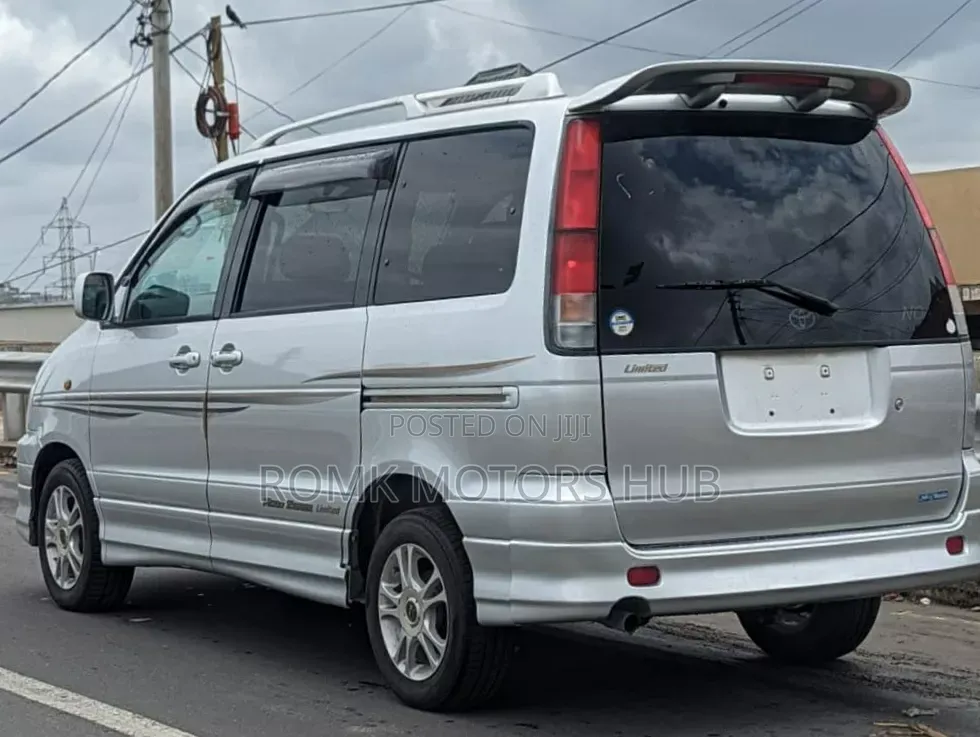 Toyota Noah 2001 Silver