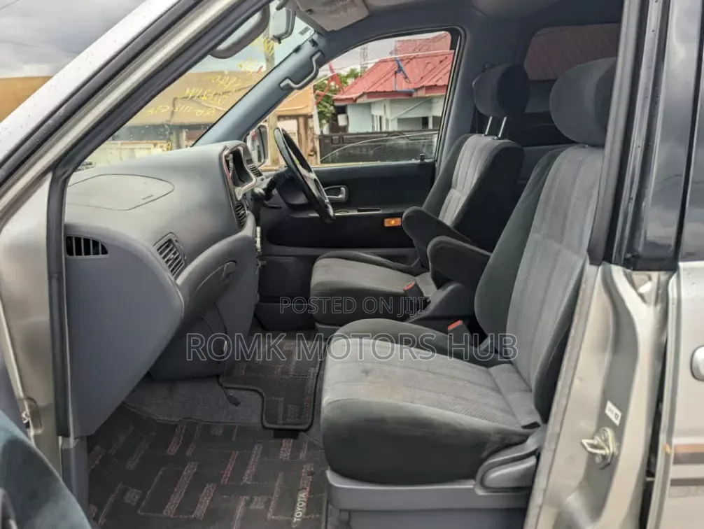 Toyota Noah 2001 Silver