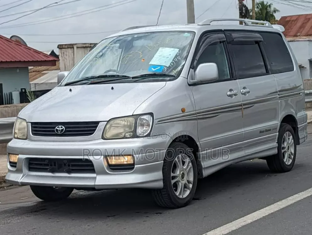 Toyota Noah 2001 Silver