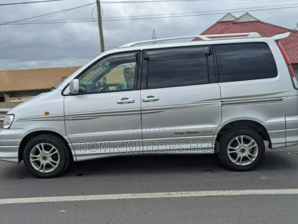 Toyota Noah 2001 Silver