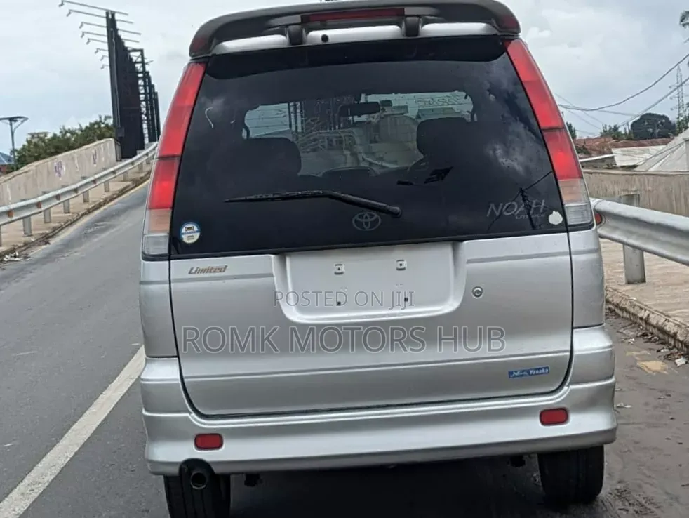Toyota Noah 2001 Silver