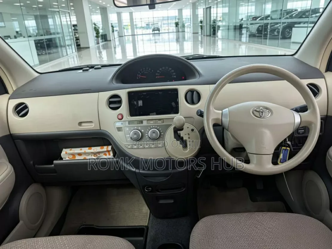 Toyota Sienta 2011 Brown