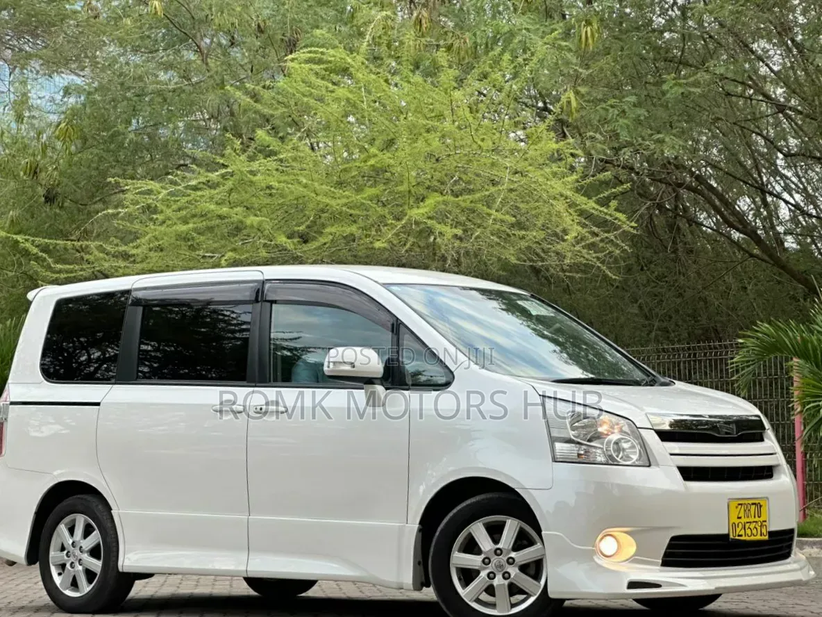 Toyota Noah 2009 White
